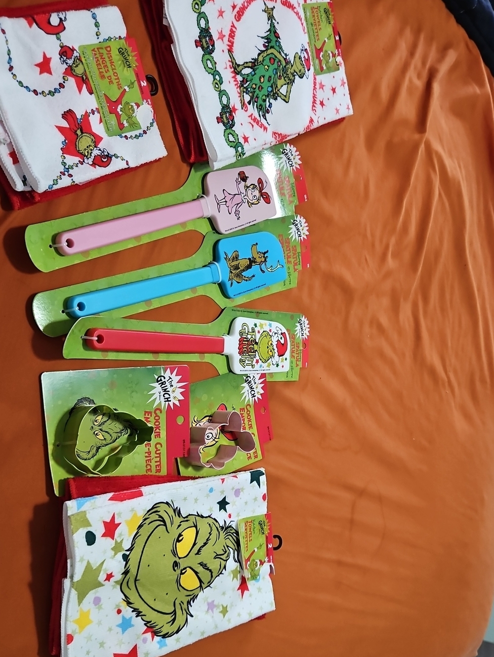 11 Piece The Grinch Holiday Set - Pink, Blue, Red